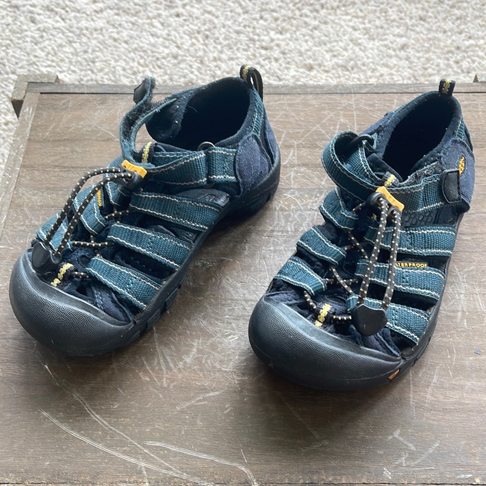 KEEN Boys size 12 water shoes